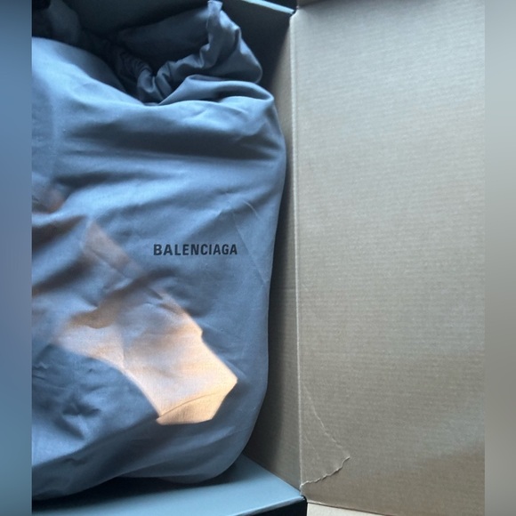 I got this beautiful Balenciaga triples S Flou Green/white/grey - Picture 1 of 6